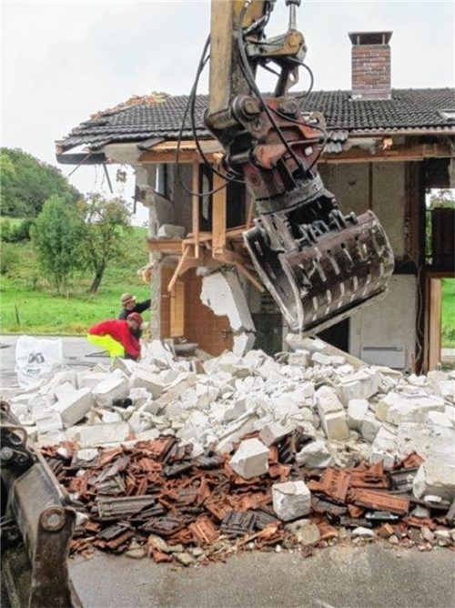 Den Spenden folgen Taten: das Rosenhof-Zuhaus in Pinswang wird abgerissen und wird mit Geldern aus der OVB-Aktion 2018 neu aufgebaut. Fotos ASFW/Thierer