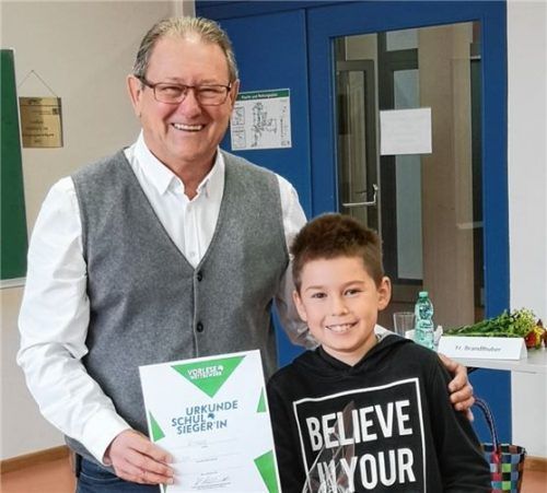 Den Vorlesewettbewerb der sechsten Klassen der Grund- und Mittelschule Gars gewann Robert Weinl. Bürgermeister Norbert Strahllechner gratuliert.Foto RE