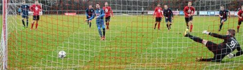 Der 1:2-Anschlusstreffer durch einen verwandelten Elfmeter von Charly Kunze. Foto  Ruprecht