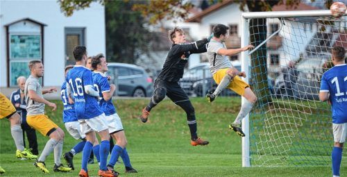 Der Auer Christoph Bott hatte kurz vor Schluss die Chance zum Siegtreffer gegen Raubling, setzte den Ball aber am Tor vorbei.Foto Ruprecht