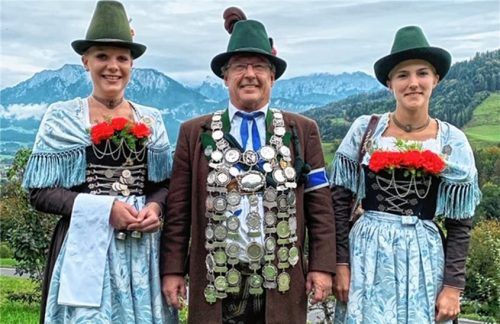 Der Bundesschützenkönig Franz Wietzorek im Kreise der Marketenderinnen Marlene Kammerloher und Theresa Funk (rechts).