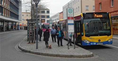 Der Busbahnhof an der Stollstraße in Rosenheim ist auch künftig ein wichtiger Dreh- und Angelpunkt für den Öffentlichen Personennahverkehr in Stadt und Landkreis. Foto Schlüter