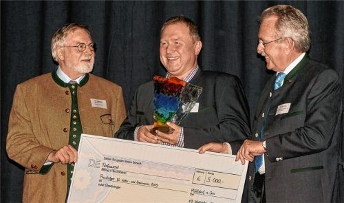 Der erste Kunst- und Kreativpreis des Landkreises ging an Sepp Eibelsgruber (Mitte), dem Landrat Georg Huber (rechts) sowie Laudator Dr. Reinhard Baumgartner herzlich gratulierten. Foto  Kretschko