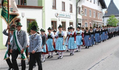 Der Frasdorfer Trachtenverein beim festlichen Kirchenzug.Foto  reh