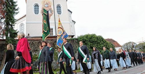 Der ganz besondere Moment, auf den die Tuntenhausener lange warteten: Die Basilika wurde wieder eröffnet. Fotos stache