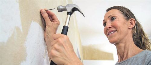 Der Hammer gehört zur Werkzeug-Grundausstattung dazu. Foto dpa/Klose