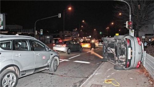 Der Kia blieb nach dem Unfall auf dem Geh- und Radweg liegen. Foto Reisner