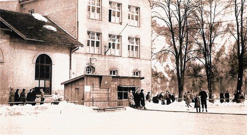 Der Kiosk an der Eisbahn in den 50er-Jahren: Hier gab es Süßes für die Schlittschuhläufer. Fotos privat
