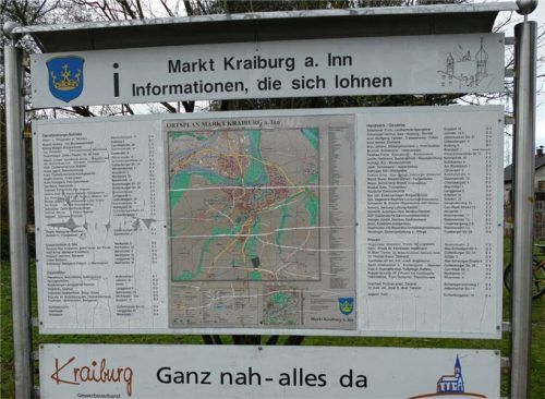 Der Lack abgeblättert, die Informationen nicht mehr auf dem neuesten Stand. Das soll nicht mehr lange so bleiben. Der Gemeinderat stimmte dafür, dass die Infotafeln an den Ortseingängen aktualisiert werden sollen. Foto  Bachmaier