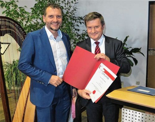 Der Ministerialbeauftragte Wilhelm Kürzeder (rechts) überreichte die Amtseinführungsurkunde an den neuen Schulleiter Matthias Wabner. Fotos  Baumann