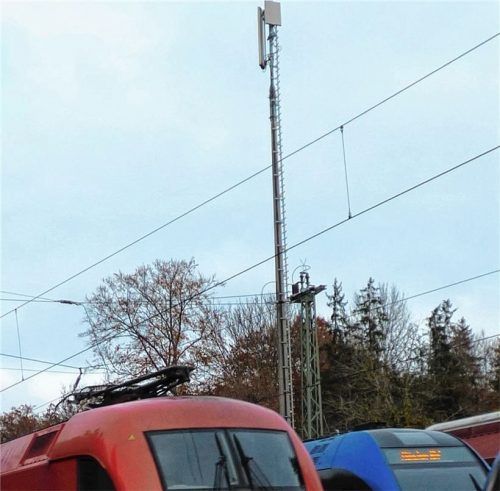 Der Mobilfunkmast am ehemaligen Bahnhof Rimsting für den Funkverkehr der Deutschen Bahn: Er könnte auch weiteren Betreibern zur Verfügung stehen.Foto thümmler