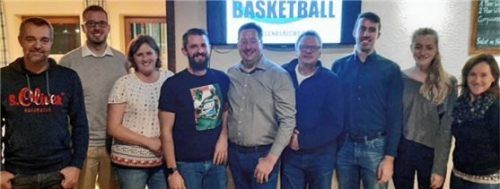 Der neue Vorstand der Rotter Basketballer: Paul Brandl, Peter Bauer, Lisbeth Mühlhuber, Reinhard Hampl, Martin Schreyer, Reinhard Axenböck, Andreas Gröbmayr, Sophia Huber und Birgit Hain (von links). Christian Neef und Josef Müller fehlen auf dem Bild.Foto RE