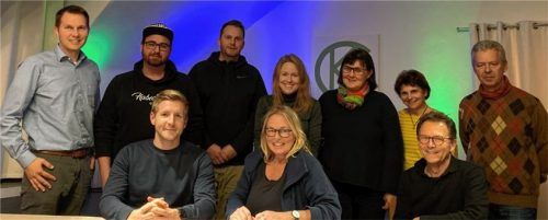Der neue Vorstand des Bürgerforums: (von links, sitzend) Markus Dresp (Zweiter Vorsitzender), Edith Stürmlinger (Vorsitzende), Emil Viktorin (Schriftführer); von links stehend, die Beisitzer: Maximilian Armbruster, Alexander Schwab, Simon Stürmlinger, Lena Breitenfellner, Traudi Reiser, Luise Edmaier und Heiko Rüsse. Foto re