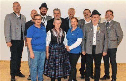 Der neue Vorstand: (von links) Andreas Schauberger, Christian Raab, Hannelore Schönhuber, Erster Schützenmeister Markus Kopp, Marille Wimmer, Simon Strell, Josef Wiesböck, Luise Schwarz, Josef Straßer, Werner Treuchtlinger, Reinhard Feiler.Foto re