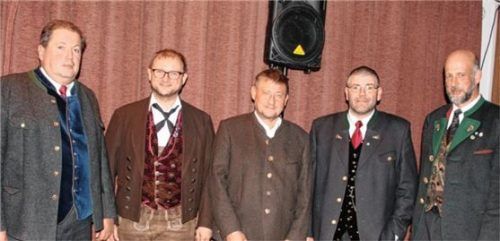 Der neue Vorstand: (Von links) Sepp Leitner (Stellvertreter), Florian Paul, Hans Schwaiger (Kassier), die bisherigen Vorsitzenden Franz Bichler und Hans Heibler (sie bleiben die Beisitzer). Auf dem Foto fehlt Alois Pichler, neuer Schriftführer.Foto re