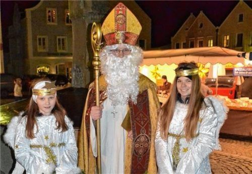 Der Nikolaus mit seinen Engeln ist jedes Jahr einer der Höhepunkte beim Buchbacher Christkindlmarkt.Foto  Rampl