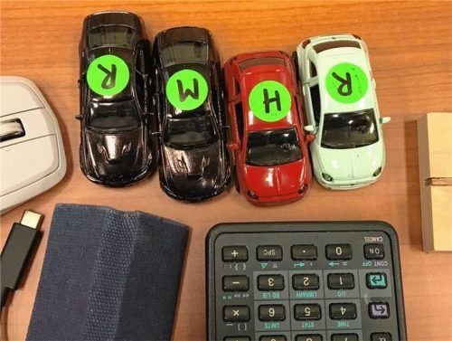 Der Sachverständige hatte Spielzeugautos vorbereitet, um verschiedene Situationen des Unfallhergangs mit den Angeklagten und Zeugen nachstellen zu können.Foto Weinzierl