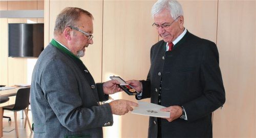Der stellvertretende Landrat Josef Huber (links) überreicht Horst Drechsel die Verdienstmedaille des Verdienstordens der Bundesrepublik Deutschland.Foto re