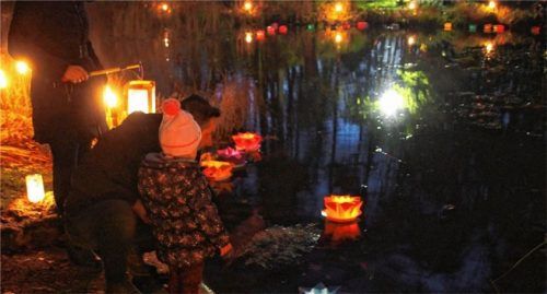 Der Teich im Stadtpark wird zum Lichtermeer beim Laternenumzug des Familienzentrums am Samstag, 9. November.Foto  Archiv