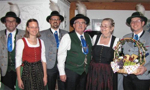 Der Trachtenverein Edelweiß gratulierte seinem Ehrenvorstand Konrad Gartmeier (Vierter von links) und dessen Ehefrau Maria zur Hochzeit: Sepp Huber, Johanna Spitzl, Christian Weigl und Max Stacheder ( von links). Foto  Hecht