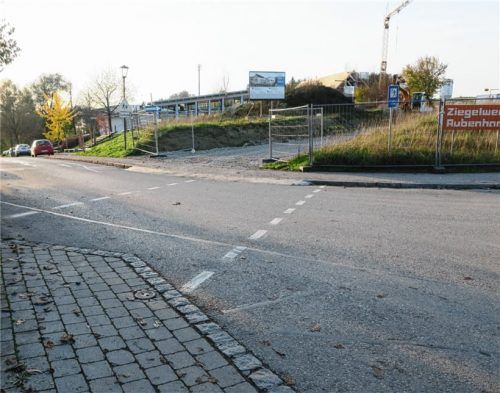 Der Überweg zum neuen Kinderhaus ist an dieser Stelle aktuell sehr gefährlich – doch die Gemeinde hat bereits eine mögliche Lösung gefunden.Foto Gillhuber