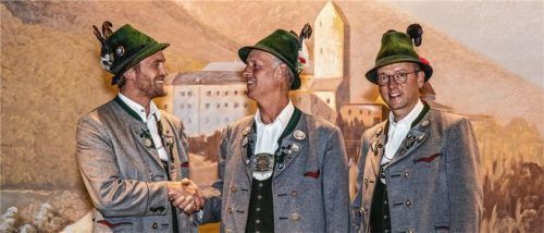 Der Vorsitzende des Trachtenvereins D’Griabinga Hohenaschau Claus Reiter (rechts) mit seinem bisherigen Stellvertreter Toni Anner (Mitte) und dem neuen Zweiten Vorsitzenden Michael Stein (links). Foto  Josef Reiter
