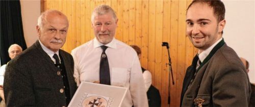 Der Vorsitzende des Veteranen- und Kriegervereins Wildenwart, Florian Bauer, (Mitte) überreichte dem ehemaligen Vorsitzenden Heinrich Rehberg (links) die Urkunde für die Ehrenmitgliedschaft des Wildenwarter Traditionsvereins; rechts im Bild Schriftführer Michael Schweiger.Foto re