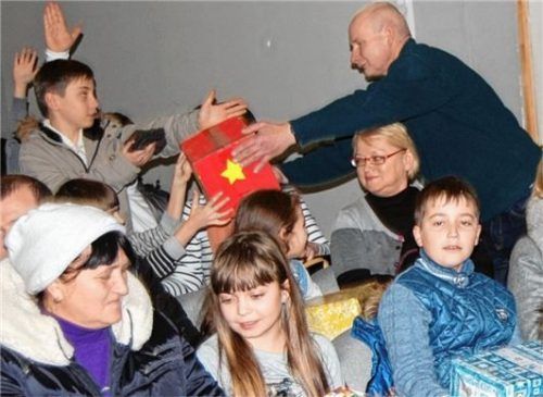 Der Waldkraiburger René Keil verteilt Pakete im Gemeindehaus von Lwiw in der Ukraine. Foto re