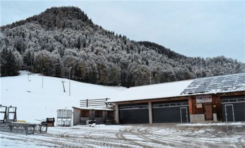Der Westernberg in Ruhpolding: Links vom Gebäude soll der Anbau eines Lager- und Heizhauses zur Fernwärmeversorgung entstehen. Dieses soll in den Hang integriert werden. Foto Burghartswieser