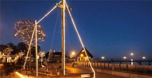 Der winterliche Lichterzauber an der Lübecker Bucht stimmt auf die besinnliche Zeit ein. Foto djd/www.luebecker-bucht-ostsee.de