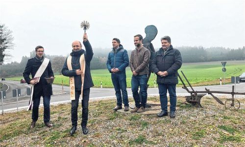 Diakon Andreas Kolb und Pfarrer David Mehlich nahmen die Weihe des neuen Kreisverkehrs vor. Siegfried Walch, Künstler Marco Bruckner und Bürgermeister Sepp Reithmeier freuen sich, dass das Projekt verwirklicht werden konnte (von links). Foto pis