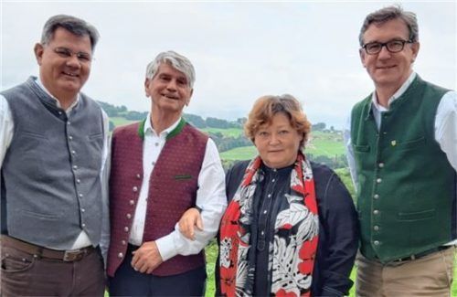 Diakon Günter Schmitzberger (links) und Samerbergs Bürgermeister Georg Huber (rechts) überbrachten Wast und Anna Stuffer die Glückwünsche der Pfarrei und der Gemeinde. Foto re