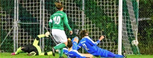 Die 1:0-Führung für Bad Aibling durch Alex Ströbl (Nummer 10). Foto  Habermann