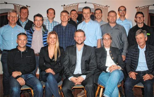 Die 16 Kandidaten der CSU-Liste: (stehend von links) Ernst Weinberger, Oswald Brandstetter, Hans Schranner, Martin Unterforsthuber, Raimund Kühnl, Alfred Wagner, Thomas Jobst, Markus Frey, Andreas Gallhauser, Sebastian Feser und Manfred Thaler. Sitzend von links: Reinhard Oberstarr, Andrea Steinleitner-Kulhanek, Bürgermeisterkandidat Stefan Mooshuber, Barbara Fuchshuber und Andreas Maierhofer.Foto Wagner