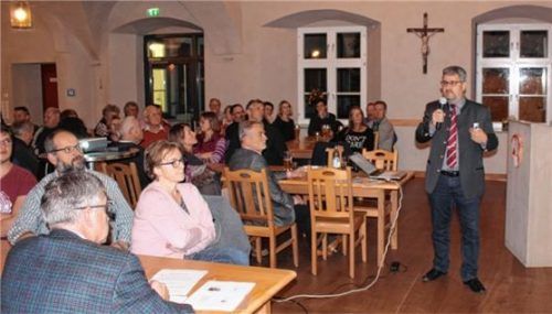 Die „Alte Post“ in Flintsbach war fast bis auf den letzten Platz besetzt, als Bürgermeister Stefan Lederwascher (CSU) zur Bürgerversammlung eingeladen hatte. Foto Steffenhagen