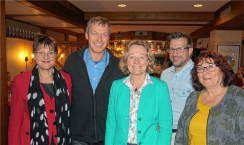 Die amtierenden Stadträte sowie die Ortsvorsitzende und Landratskandidatin führen die SPD in den Kommunalwahlkampf 2020 (von links): Angelika Kölbl, Gottfried Kirmeier, Marianne Zollner, Thomas Enzinger und Christa Schmidtbauer. Foto Becker