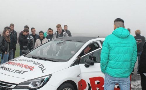 Die Azubis der IGW erhalten genaue Instruktionen zur Fahrweise.Foto  sutherland