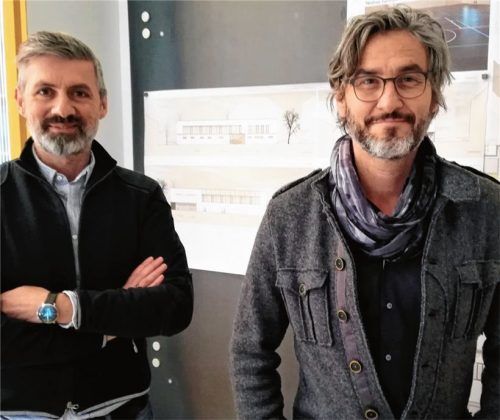 Die beiden Architekten Daniel Rieger (links) und Frank Wimmer sehen die neue Turnhalle in Stephanskirchen als „durchweg gelungenes Werk“. Stolz sind sie auch darauf, Zeitplan und Budget eingehalten zu haben.Foto .sperber