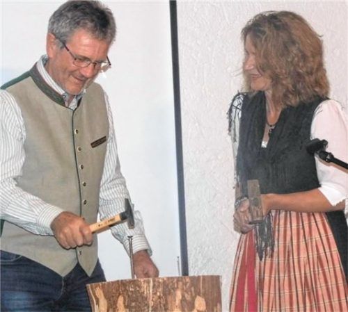 Die beiden Bürgermeister Jakob Bichlmaier, Taufkirchen, und Anna Meier, Oberneukirchen, „nageln“ das Anzapfen aus.Fotos Fill