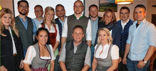 Die CSU-Kandidaten für den neuen Gemeinderat in Frasdorf: Daniel Mair (vorne Mitte) mit zwölf der 16 Listenbewerber. Es fehlen Benno Voggenauer, Dominic Weber und Florian Steiner.Foto reh