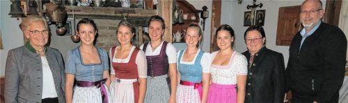 Die Dorfhelferinnen, die 2018 und 2019 ihre Ausbildung abgeschlossen haben, mit KDBH-Kreisvorsitzender Marianne Biechl (links): Christina Bauer, Elisabeth Kiener, Anna Baumann, Vroni Weber, Johanna Mayer und Magdalena Wallner. Außerdem wurden Gerhard Mödl (nicht im Bild) und Klaus Wagner (rechts) für ihre 25-jährige beziehungsweise 40-jährige Tätigkeit als Betriebshelfer geehrt. Dorfhelferin Bärbel Stahl (Zweite von rechts) wurde in den Ruhestand verabschiedet. Foto  Baumann