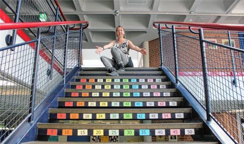 Die Einmaleins-Treppe hat Stefanie Sarnoch im Internet gesehen und vorgeschlagen, auch eine an der Adolf-Rasp-Schule zu realisieren. Foto weinzierl