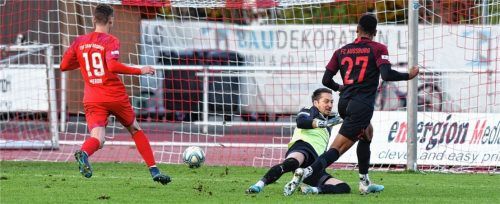 Die Entscheidung: Augsburgs bester Spieler Maurice Malone ließ Sechziger-Torhüter Alin Goia keine Chance und erzielte kurz vor der Pause das 3:0 für die Gäste. Fotos  Ziegler