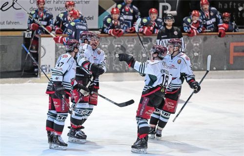 Die Entscheidung in Selb: Die Rosenheimer jubeln über das 4:2 von Matthias Bergmann (Zweiter von links). Foto  Wiedel