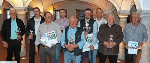 Die erfolgreichen Brieftaubenzüchter aus der Reisevereinigung Oberland:  Alois Rappold, Thomas König, Alois Weigl, Hans Kirchlechner, Alfred Forster, Emmeran Weigl, Martin Seidl, Josef Huber und Vorsitzender Jakob Gerg (von links) mit ihren Pokalen und Urkunden. Fotos  Stache