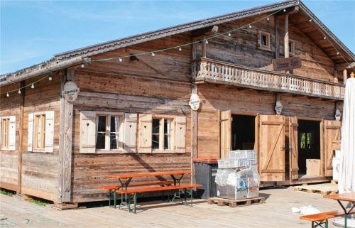 Die Gästehütte mit Biergarten auf dem Festivalgelände bei Übersee soll als Aufenthaltsort für das geplante Outdoor-Festival miteinbezogen werden. Foto vom Dorp