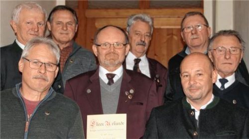 Die Geehrten (hinten, von links) Hans Haslberger, Alfons Greißl, Hans Anzenberger, Johann Meier sowie (vorne, von links) Hans Mitterer, Franz Wieser, Oliver Graxenberger, Matthäus Huber. Nicht auf dem Bild: Johann Höcherl, Max Peter und Franz Schneider. Foto wittmann