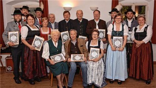 Die geehrten Mitglieder mit ihren Urkunden.Fotos  re