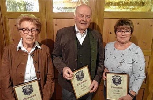 Die Geehrten (von links): Anneliese Obermayer, Rolf Schulze und Irmgard Ernst.Foto  re