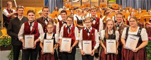 Die Geehrten: (von links) Christoph Danner (Bezirksdirigent), Quirin Leistner, Michael Daxer (Vorsitzender), Veronika Geißler, Marinus Huber, Felix Geißler. Leonhard Huber, Maximilian Wimmer, Lena Staber, Benedikt Paul (Dirigent), Veronika Weyerer. Foto Hötzelsperger